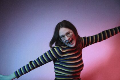 Jaunųjų kūrėjų kalvės „Sidabrinis Nevėžis“ Metų literatės skulptūrėlę atsiėmusi panevėžietė Marija Vaičikonytė – jautri, kukli, meniška, poetiška, lyriška.