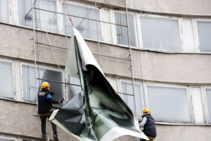 Nuo Panevėžio centrą reprezentuojančio viešbučio fasado nuimtos meno darbų reprodukcijos sukėlė kalbų dėl šio Laisvės aikštės šašo rekonstrukcijos. Jo atnaujinimo projektą pastato savininkai paviešino dar daugiau nei prieš metus.