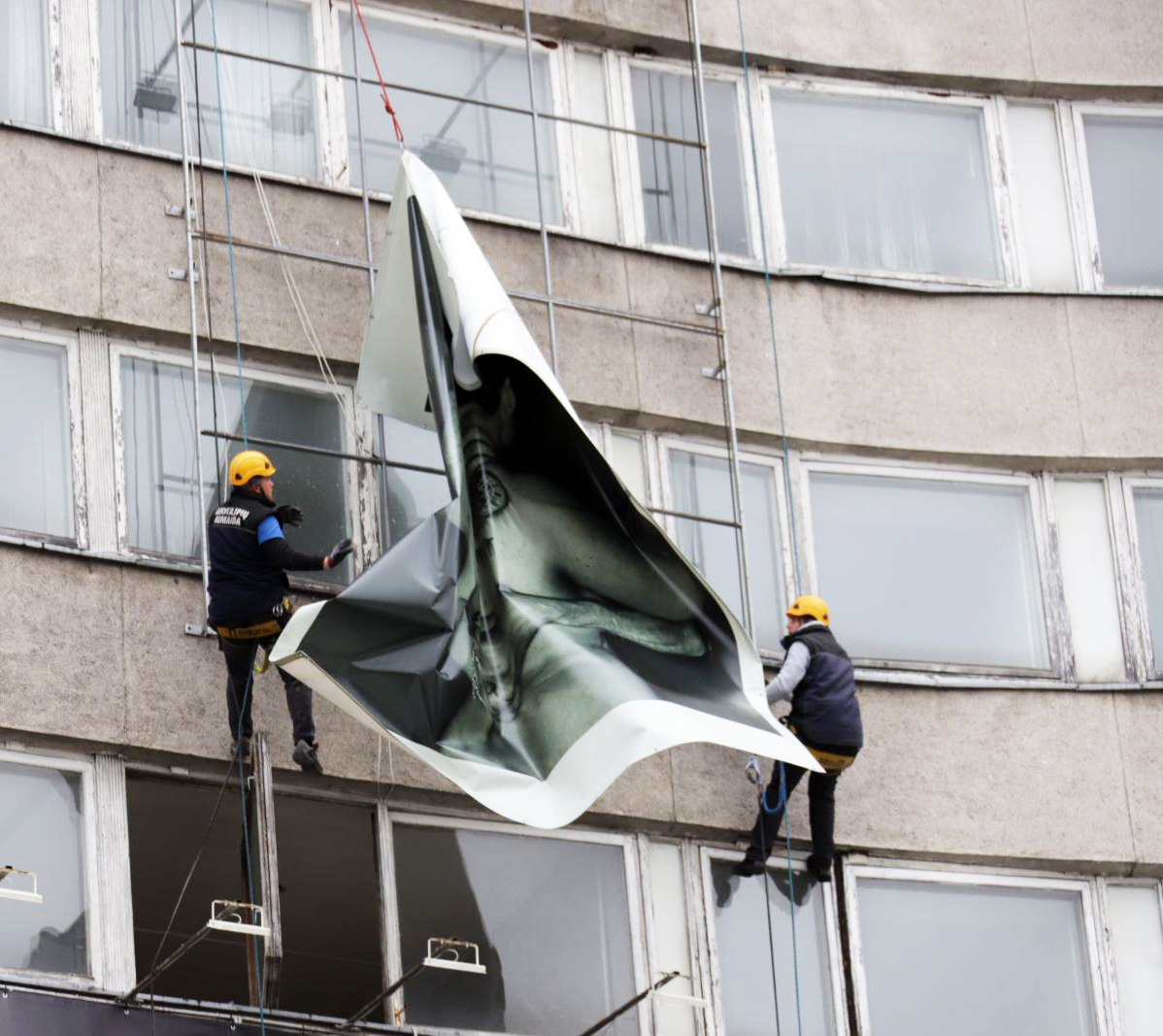 Nuo Panevėžio centrą reprezentuojančio viešbučio fasado nuimtos meno darbų reprodukcijos sukėlė kalbų dėl šio Laisvės aikštės šašo rekonstrukcijos. Jo atnaujinimo projektą pastato savininkai paviešino dar daugiau nei prieš metus.