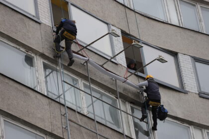 Nuo Panevėžio centrą reprezentuojančio viešbučio fasado nuimtos meno darbų reprodukcijos sukėlė kalbų dėl šio Laisvės aikštės šašo rekonstrukcijos. Jo atnaujinimo projektą pastato savininkai paviešino dar daugiau nei prieš metus.