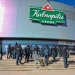 Gausios policijos pareigūnų pajėgos trečiadienio vidudienį sulėkė į „Kalnapilio“ areną Panevėžyje malšinti kilusių riaušių.