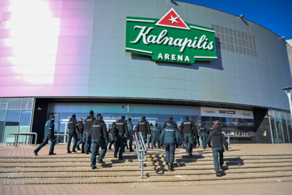 Gausios policijos pareigūnų pajėgos trečiadienio vidudienį sulėkė į „Kalnapilio“ areną Panevėžyje malšinti kilusių riaušių.