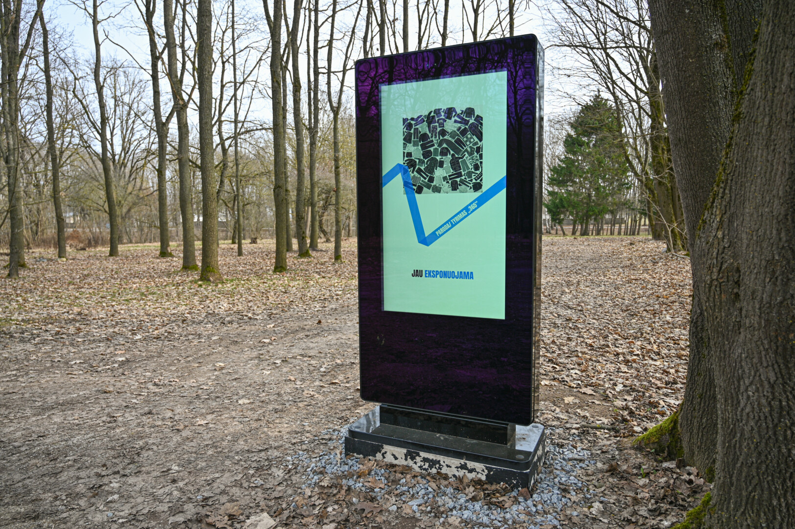 „Pragiedrulių“ kūrybiškumo centro švieslentė jau nukentėjo nuo niokotojų. P. ŽIDONIO nuotr.