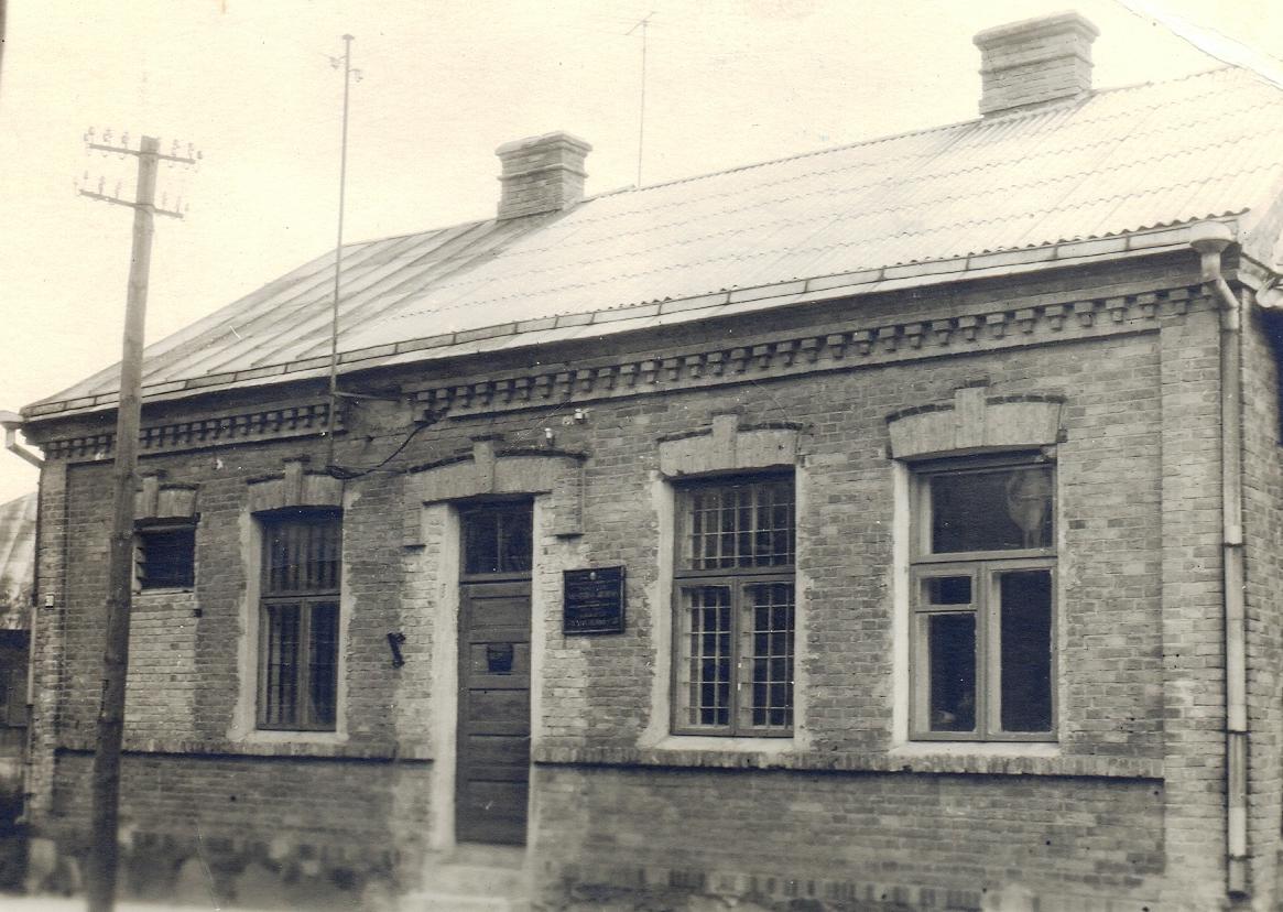 1944-1956 m. pastate įrengta NKVD-MVD-MGB būstinė ir laikino sulaikymo kameros. Čia kalinti, tardyti ir kankinti rezistentai, kiti nepaklususieji sovietų valdžiai. Panevėžio kraštotyros muziejaus fondų nuotr.