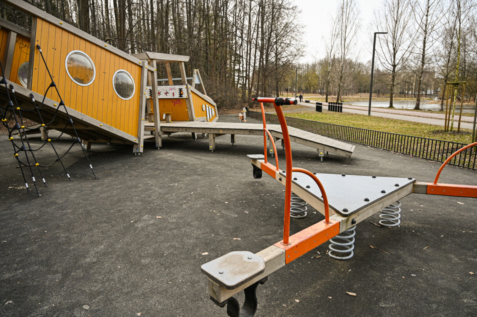 Nors Skaistakalnio parko atnaujinimo darbai baigti tik praėjusių metų pabaigoje, jame įrengta vaikų žaidimo aikštelė po praėjusio savaitgalio taip suniokota, kad pramogos mažiesiems gali baigtis ligoninėje.