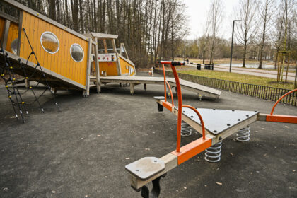 Nors Skaistakalnio parko atnaujinimo darbai baigti tik praėjusių metų pabaigoje, jame įrengta vaikų žaidimo aikštelė po praėjusio savaitgalio taip suniokota, kad pramogos mažiesiems gali baigtis ligoninėje.
