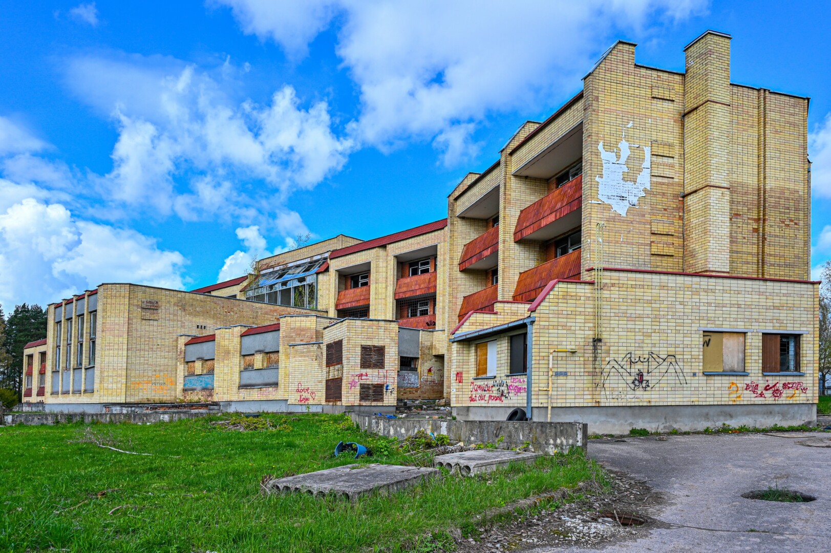 Ištuštėjusį buvusį „Ekrano“ profilaktoriumą dabar lanko tik benamiai, adrenalino ieškantys paaugliai ar vandalai. G. KARTANO nuotr.