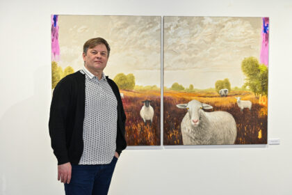 Į Panevėžio širdyje, Laisvės aikštėje, veikiančios Lietuvos dailininkų sąjungos Panevėžio skyriaus galeriją „Galerija XX“ užsukusiuosius pirmosios pasitinka... avys.