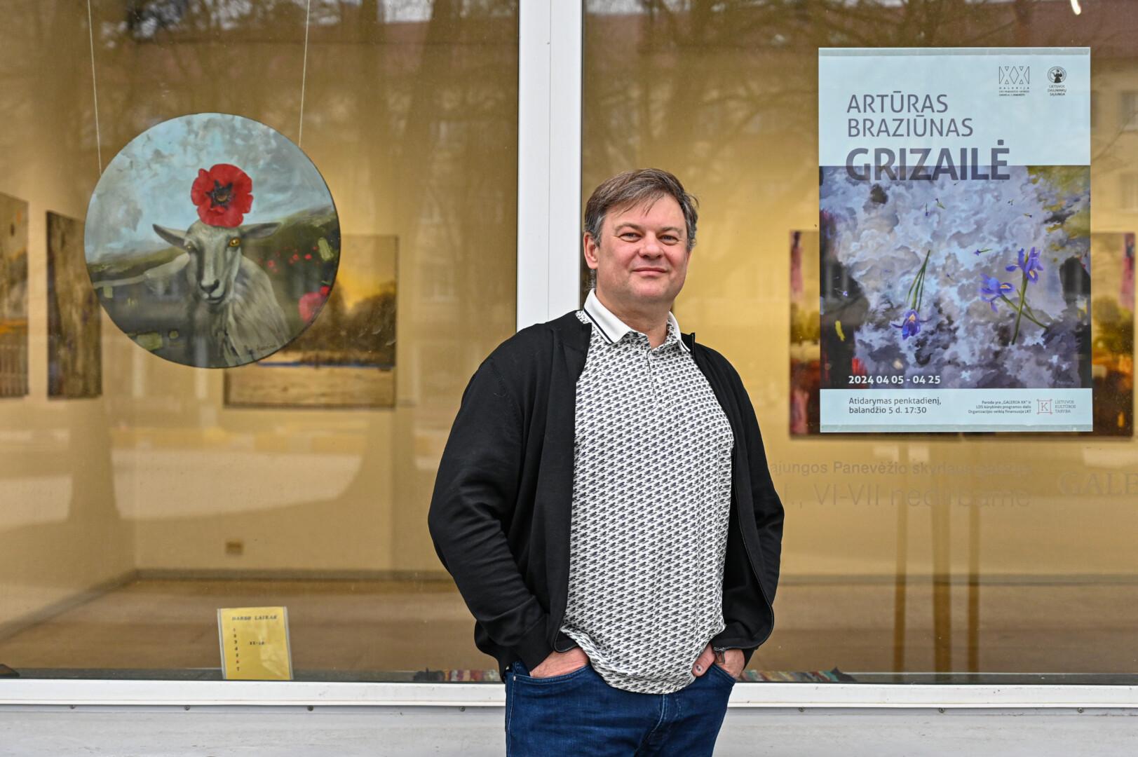 „Kuriu su misija savo paveikslais praskaidrinti kitų dienas“, – sako pirmą kartą Panevėžyje parodą eksponuojantis Artūras Braziūnas. P. ŽIDONIO nuotr. 