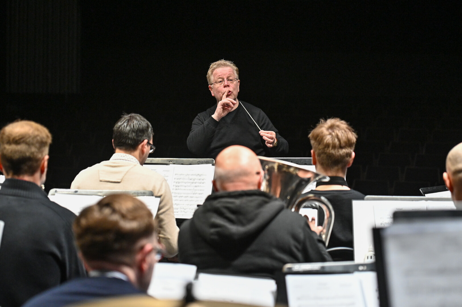 Leifas Karlsonas repetuoja su Panevėžio muzikinio teatro orkestru „Garsas“. P. Židonio nuotr.
