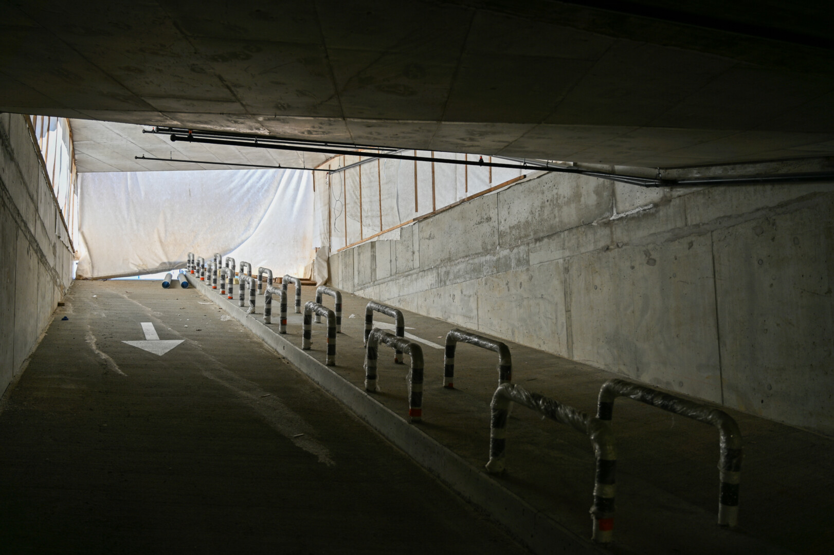 Po perono teritorija ir stoties pastatu įrengtos techninės ir pagalbinės patalpos, maždaug 80 vietų požeminė automobilių stovėjimo aikštelė, liftas. P. ŽIDONIO nuotr.