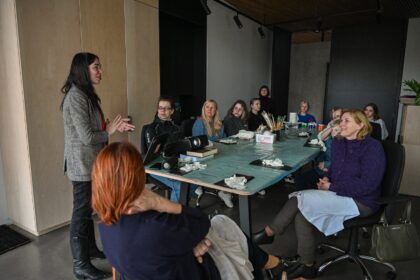 Net ir nusibodusį seną drabužį įmanoma patobulinti taip, kad jis būtų vienetinis ir atrodytų tarsi garsaus dizainerio darbas.