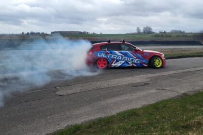 Trisdešimt metų tarnavęs kartų entuziastams, pastaruosius dešimt metų stūksojęs apleistas Raguvos kartodromas penktą gyvavimo dešimtmetį pradėjo įsileidęs aštrių pojūčių ištroškusius automobilių vairuotojus.