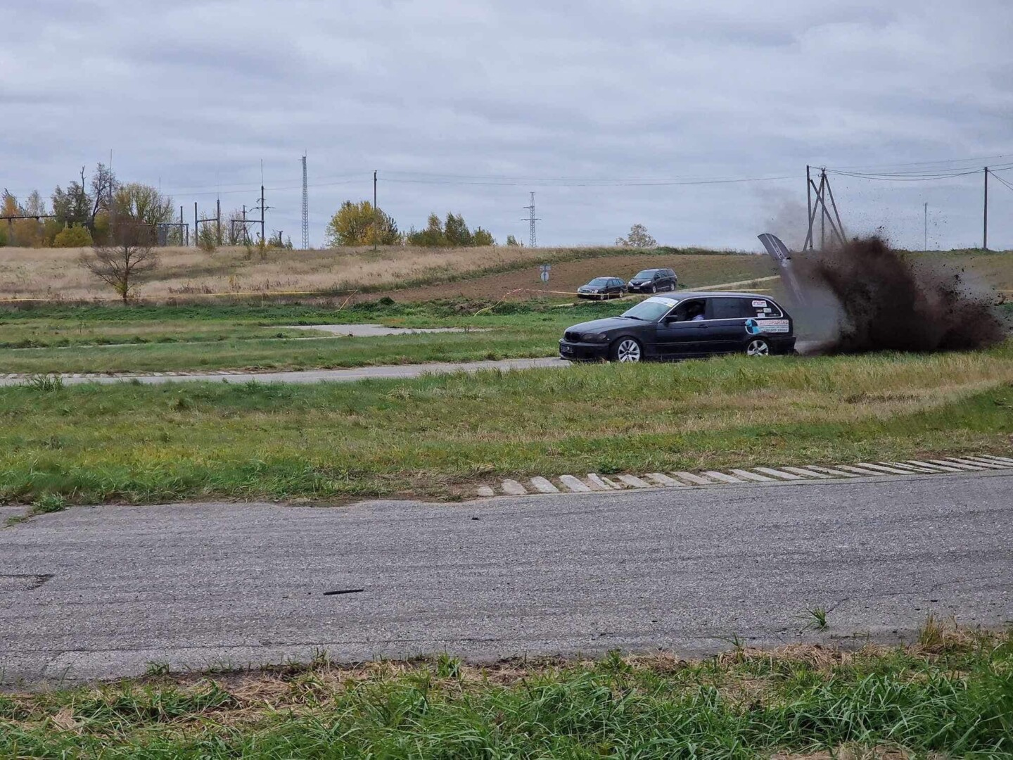 Rajono Savivaldybės vadovybė neslepia, jog prieš metus paskelbus apleisto kartodromo nuomos konkursą jame tikėtasi sulaukti kartingininkų, o ne pasivažinėti susirenkančių automobilininkų. PBF Driftlandas nuotr.