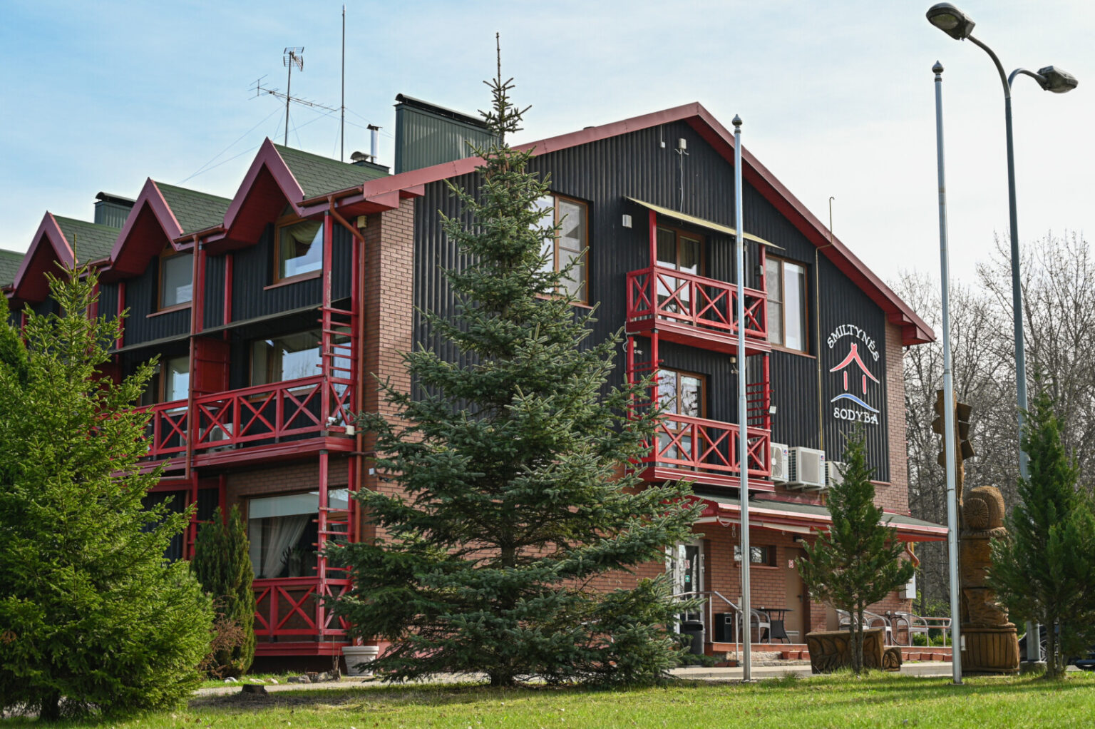 Didžiausią Panevėžio rajone šalia Berčiūnų įkurtą kaimo turizmo objektą Smiltynės sodybą parduodantis savininkas teigia norintis pasitikrinti, kiek vertas ir kiek perspektyvus toks poilsio centras Aukštaitijos sostinės pašonėje.