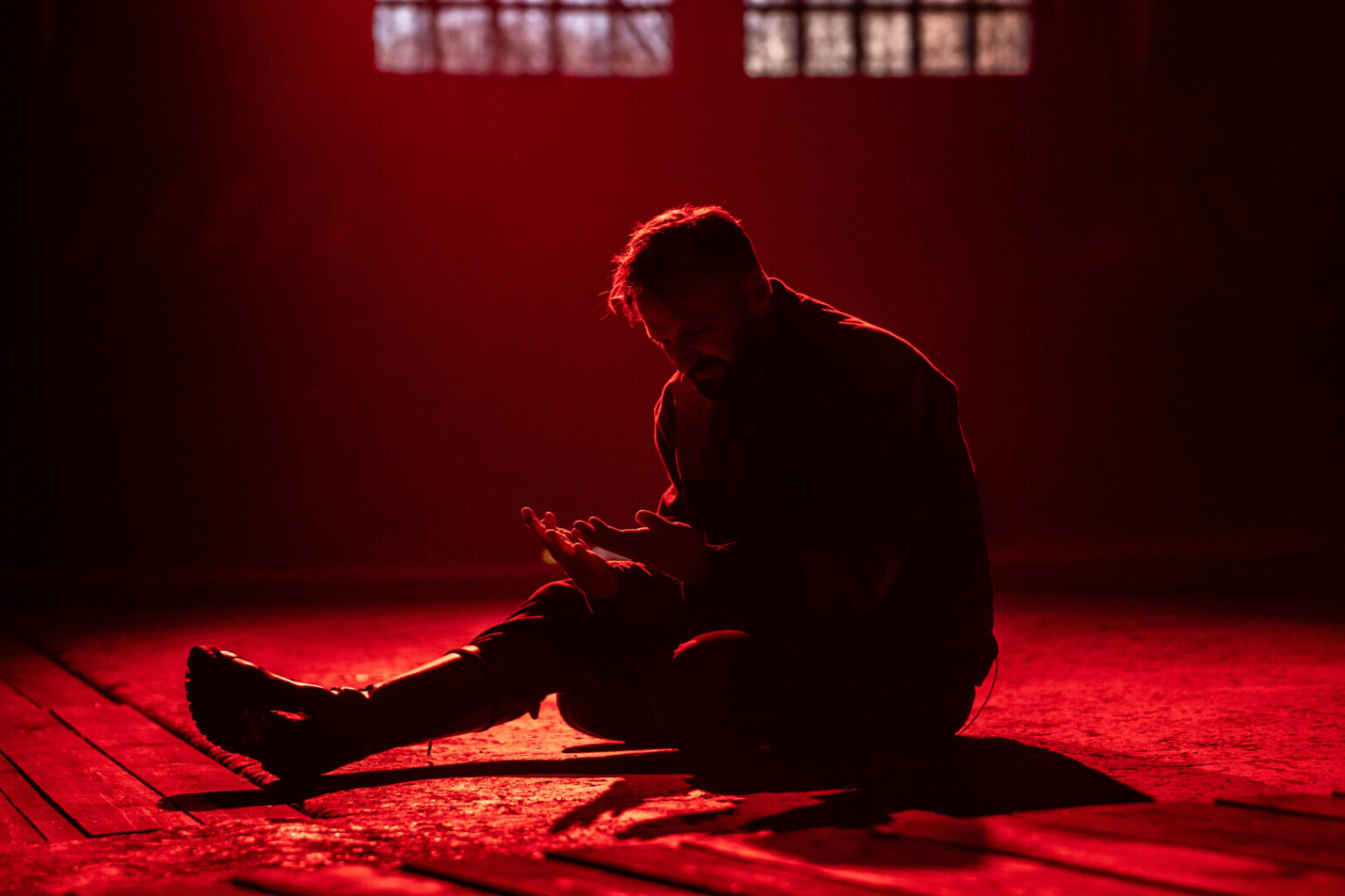 Paskutinę šį sezoną Juozo Miltinio dramos teatro premjerą – spektaklį „Makbetas“ pagal Viljamo Šekspyro tragediją statantis režisierius Aleksandras Špilevojus teigia neinantis į kraštutinumus ir nedraudžiantis kūrybinei komandai minėti šios prietarais apipintos pjesės pavadinimo.