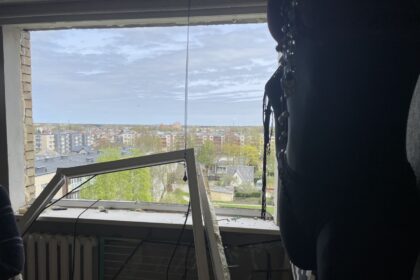 Sekmadienį apie pietus sprogimas nugriaudėjo daugiabutyje Ramygalos gatvėje. Pranešama apie vieną nukentėjusįjį.