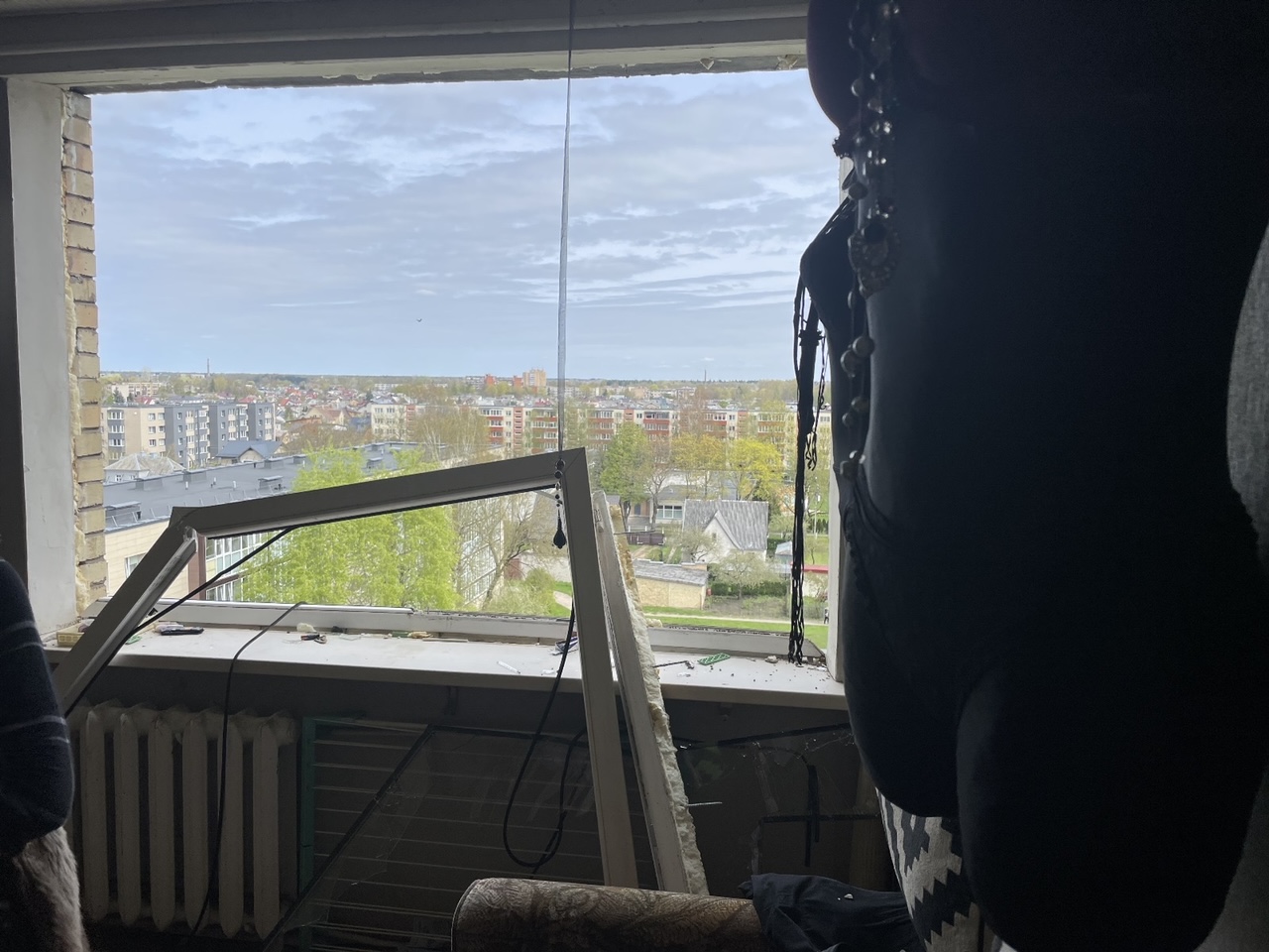 Sekmadienį apie pietus sprogimas nugriaudėjo daugiabutyje Ramygalos gatvėje. Pranešama apie vieną nukentėjusįjį.