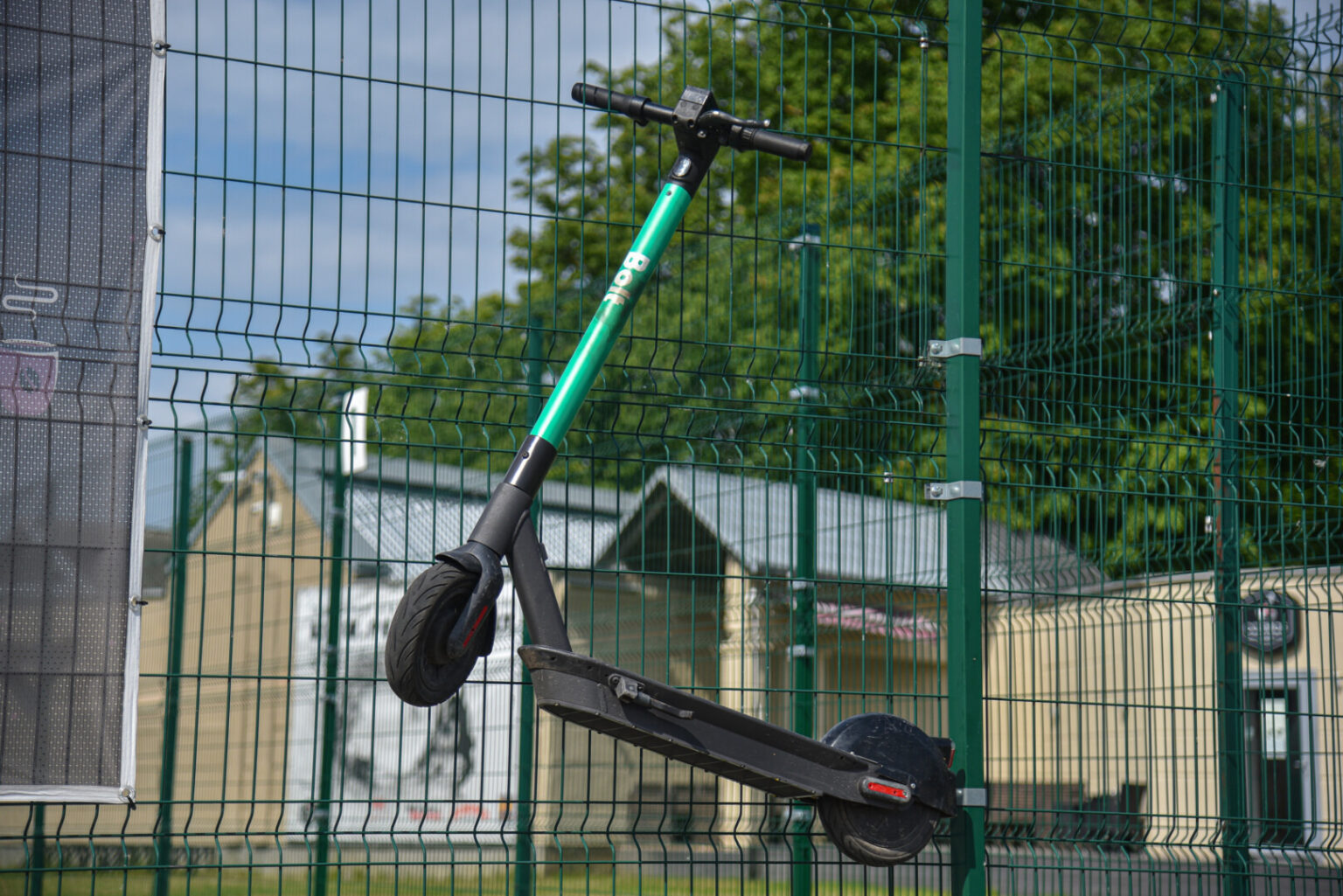 Iki nelaimės – vienas žingsnis. Taip panevėžietis įvertino situaciją, pamatęs ant geležinkelio bėgių, kertančių Smėlynės gatvę, numestą elektrinį paspirtuką.