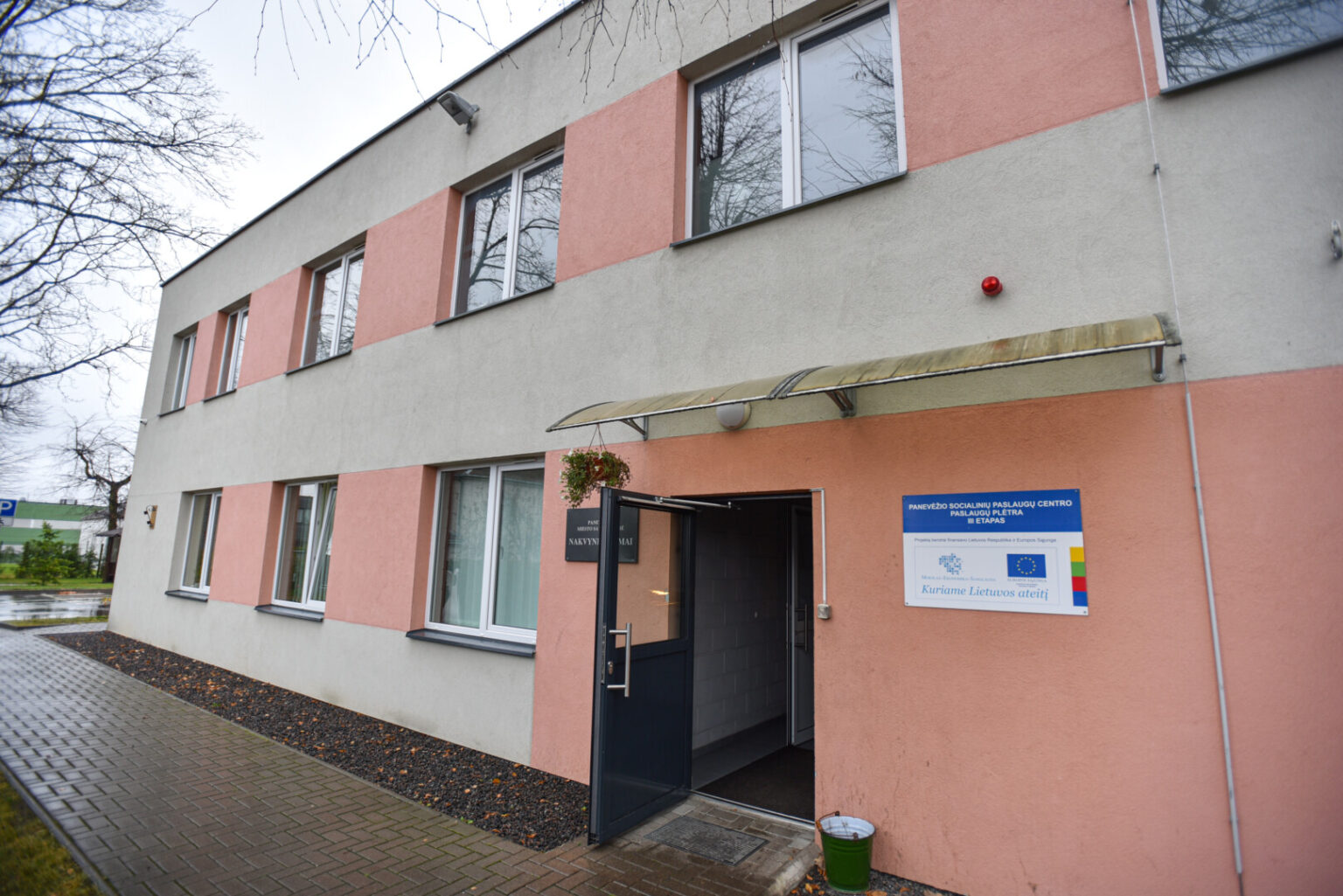 Kai Panevėžio dar nedengė sniegas, Taikos alėjos Nevėžio pakrantės šlaite iš skudurų sau guolį įsitaisęs daugelio panevėžiečių matytas vyriškis atvėrė didėjantį miesto skaudulį.