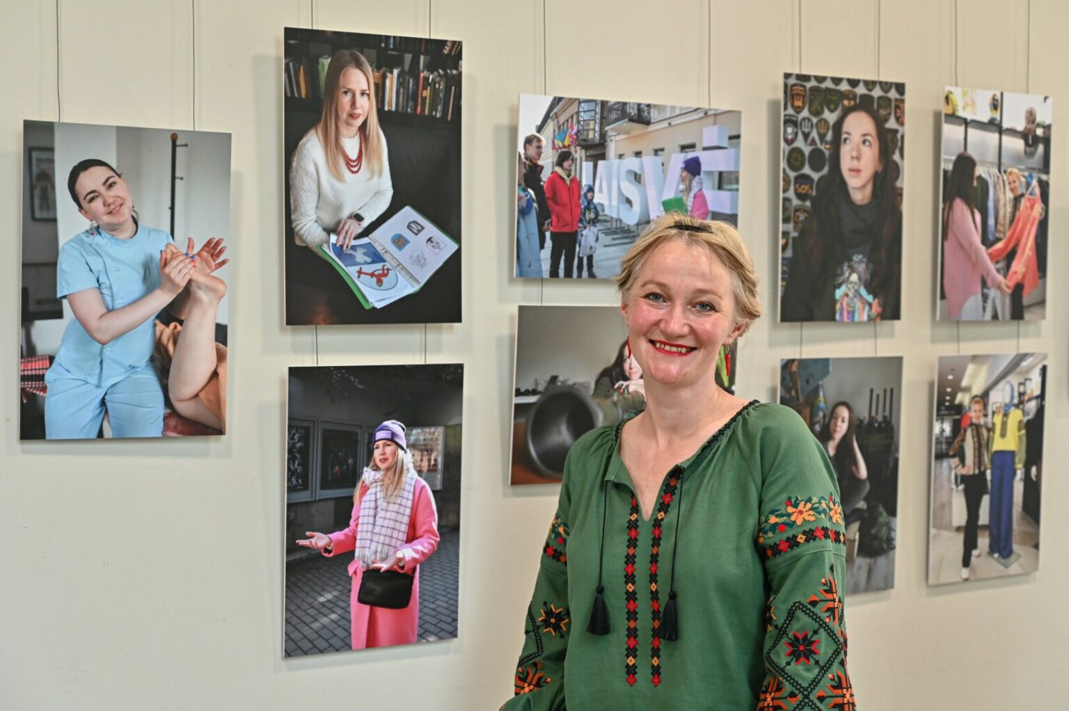 Kai rusija užpuolė Ukrainą, šios šalies Rašytojų sąjungos narė, literatūrinių premijų laureatė Svitlana Diduch-Romanenko su paaugliu sūnumi nuo karo baisumų prisiglaudė Panevėžyje ir čia gyvena iki šiol. Diplomuota muitininkė ir anglų kalbos vertėja Svitlana šiuo metu Panevėžio kolegijoje studijuoja kineziterapiją, o laisvalaikiu fotografuoja.