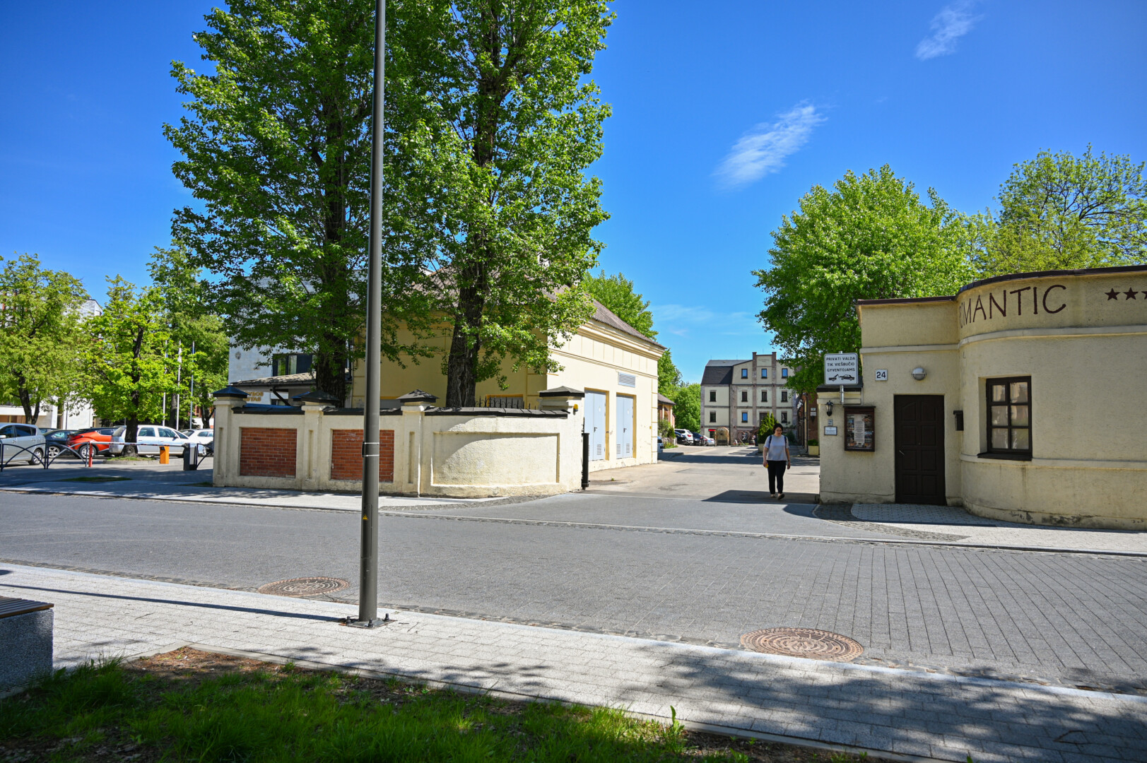 Kranto gatvėje įsikūrusio viešbučio „Romantic“ kolektyvui tenka ne dėl savo kaltės raudonuoti prieš svečius: rekonstruota Kranto gatvė virtusi šiukšlynu, o palikti laikini kelio ženklai paklaidina atvykstančius turistus. P. ŽIDONIO nuotr.