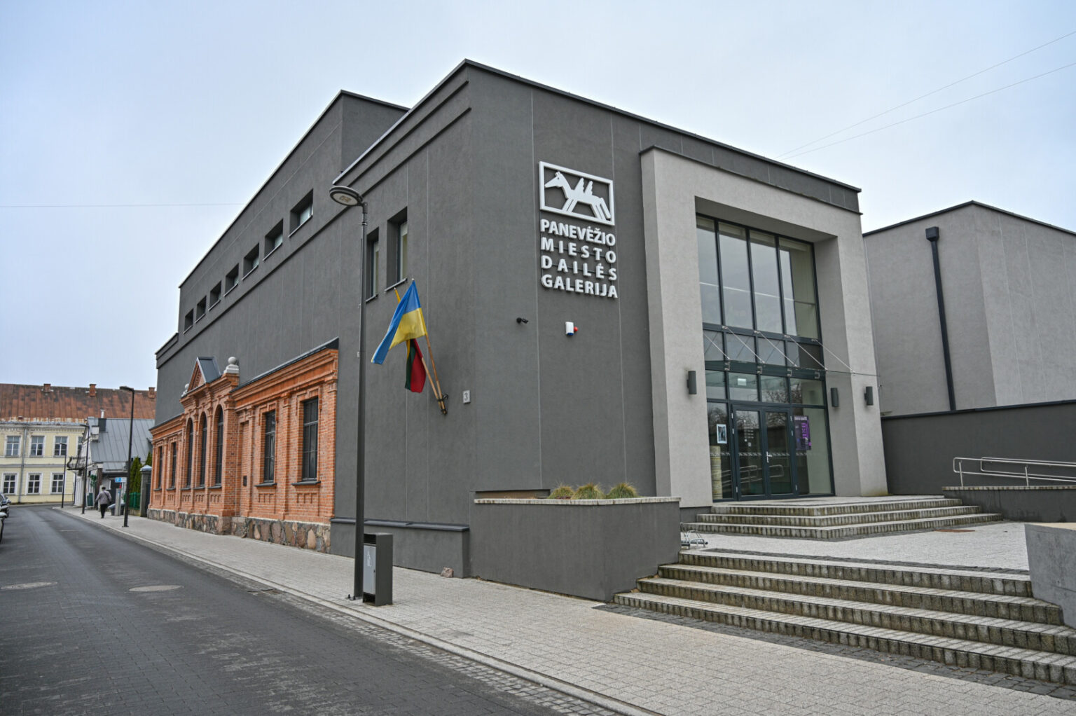 Dailės galerija irgi jau ruošiasi dirbt sekmadieniais, tačiau jos direktorius Egidijus Žukauskas sako kol kas nemokamo apsilankymo negalintis garantuoti. P. ŽIDONIO nuotr.