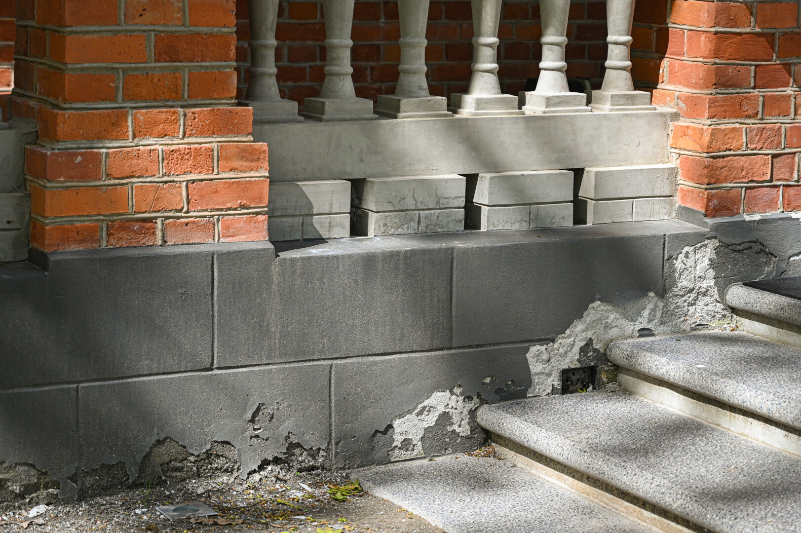 „Pragiedrulių“ šeimininkai teigia, jog apie pastato byrantį tinką jau informuoti rangovai darbo imsis dar šį mėnesį. P. ŽIDONIO nuotr. 