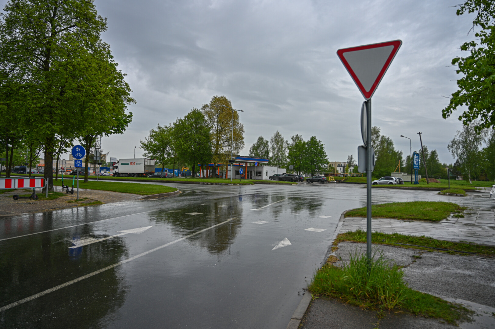 Klaipėdos ir Vakarinės gatvių sankryžą pertvarkius į žiedinę, iš Ateities gatvės nebeliktų posūkio kairėn į Klaipėdos gatvę. P. Židonio nuotr.