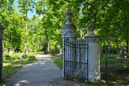 Istorijos liudijimų ir faktų galima ieškoti ne tik muziejų ekspozicijose, leidinių puslapiuose ar senose fotografijose – daug žinių bei peno apmąstymams suteikia ir pasivaikščiojimas po senas kapines, amžinam poilsiui priglaudusias šimtus garbių asmenybių.