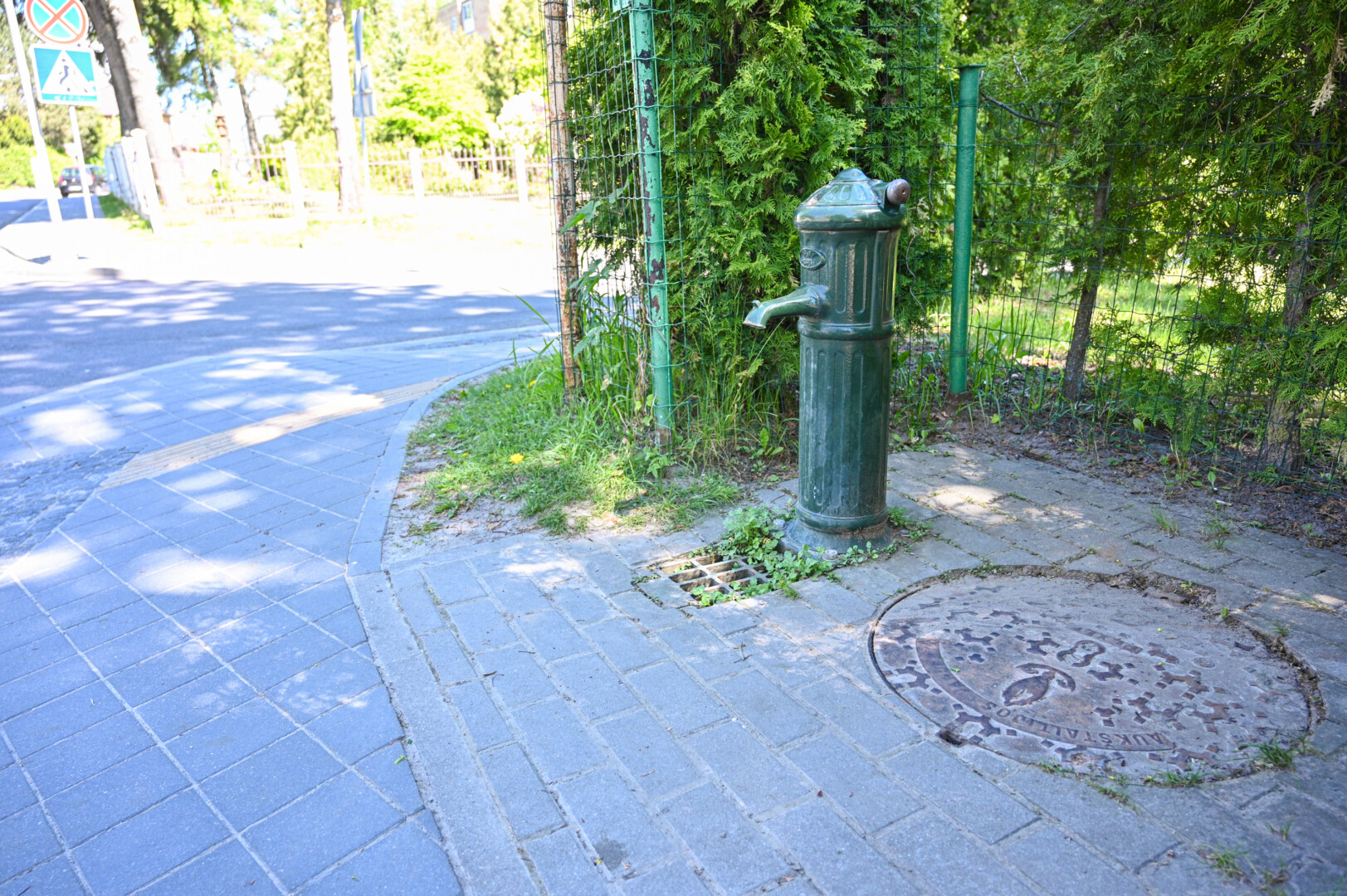 Bendrovė „Aukštaitijos vandenys“ skaičiuoja, kad dabar, kai sudarytos sąlygos geriamąjį vandenį turėti savo namuose, tokių vandens kolonėlių išlaikymas tampa neracionalus. P. ŽIDONIO nuotr.