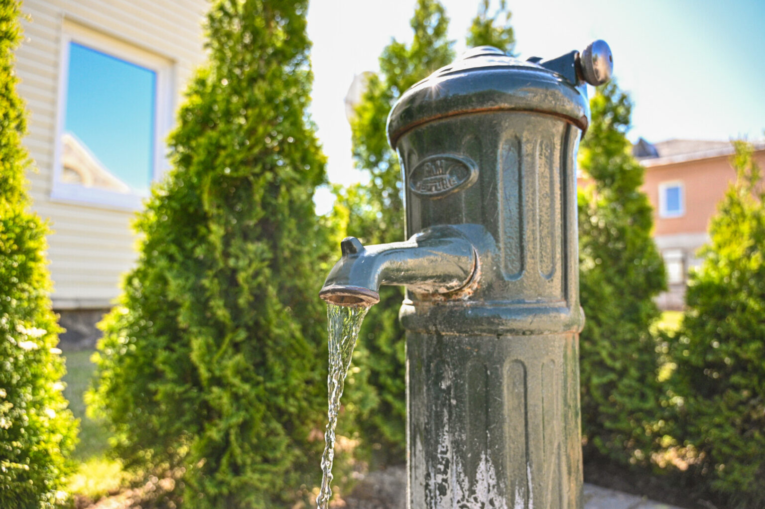 Po visą Panevėžį išsibarsčiusios vandens kolonėlės tampa atgyvena: iš trisdešimties jų mieste palikta veikti tik pusė, dar kelios bus išjungtos nuo spalio.