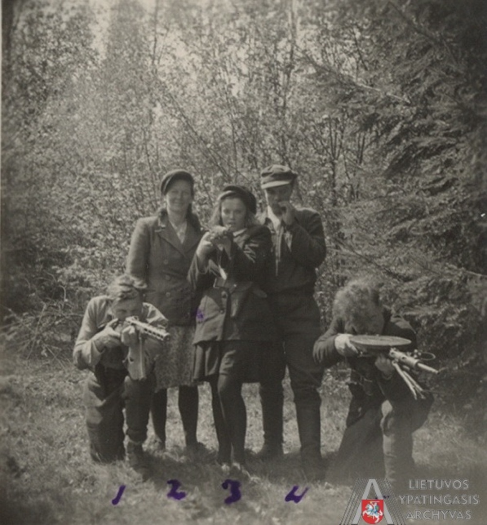 Lietuvos partizaniniame kare itin reikšmingas vaidmuo teko moterims, kovojusioms net ir be ginklo. Ryšininkėmis kliovėsi aukščiausia partizanų vadovybė, moterys perduodavo svarbiausias žinias ir netgi su vyrais dalinosi vieta žeminėse. Jose įsikurdavo šeimos, gimdavo vaikai.