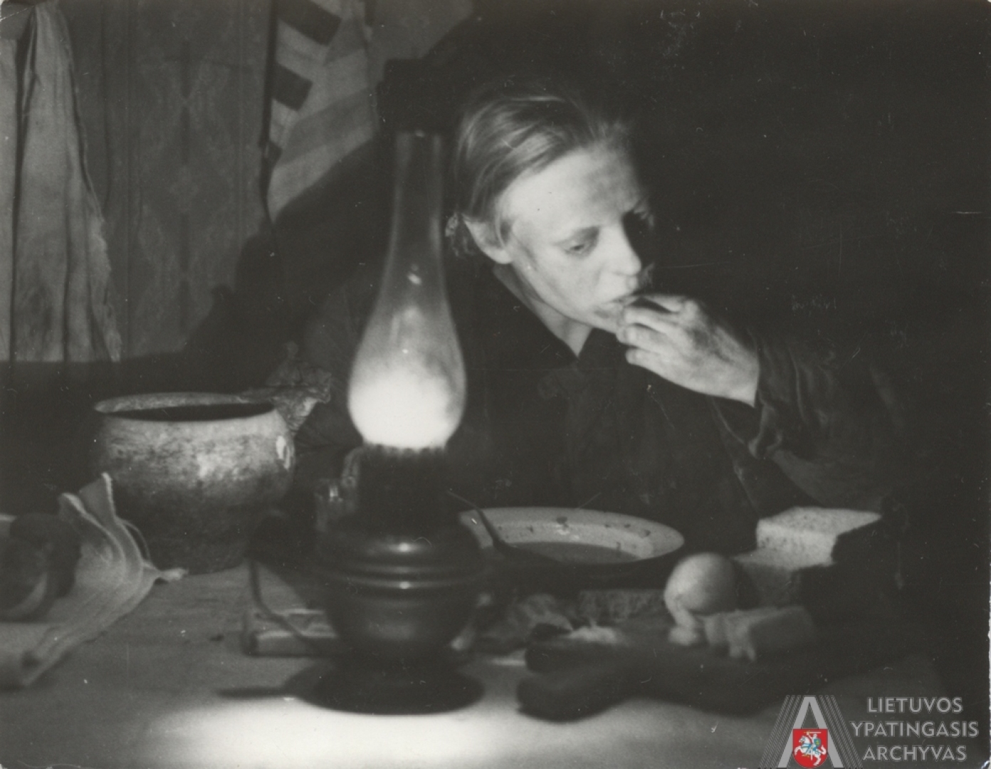 Tauro apygardos Geležinio Vilko rinktinės Dešinio tėvūnijos vadė Antosia Kurtinytė-Liepa (fotografuota ne vėliau kaip 1952 metų lapkričio 7-ąją). 2017 metais ji buvo apdovanota Vyčio Kryžiaus ordino Karininko kryžiumi. LYA nuotr.