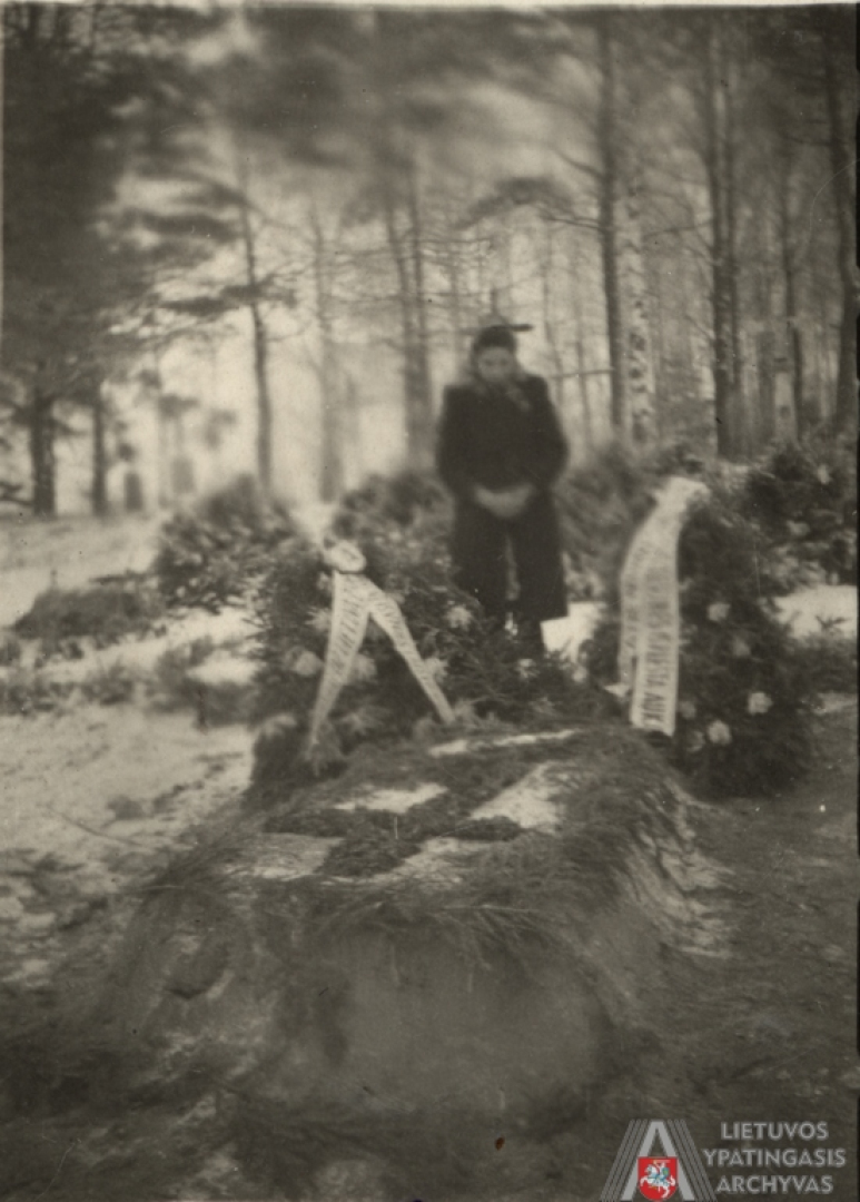 Partizanų ryšininkė Agota Kalvaitytė prie Tauro apygardos Birutės rinktinės Dariaus ir Girėno kuopos partizano Aro (slapyvardis) kapo. Kauno apskrities Garliavos valsčiaus Digrių kaimas, 1948-ųjų vasaris. LYA nuotr.