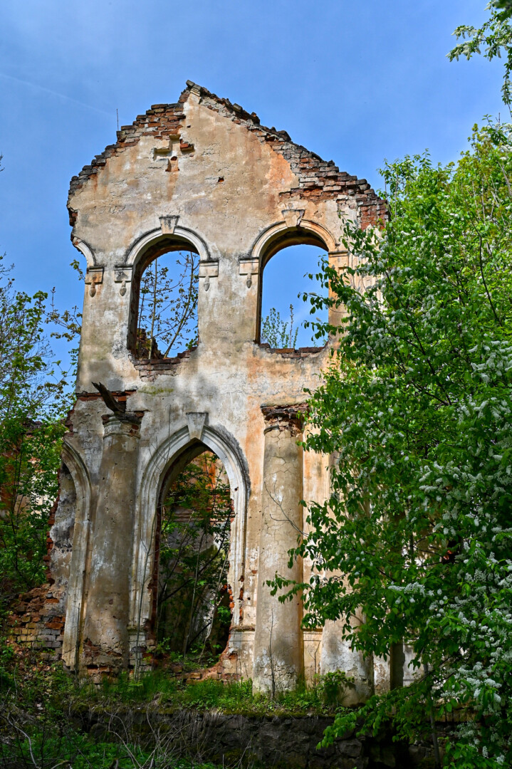 Mitriūnų dvaro telikę griuvėsiai, nors dar matosi jų buvusi didybė, architektūriniai pėdsakai. G. Kartano nuotr.