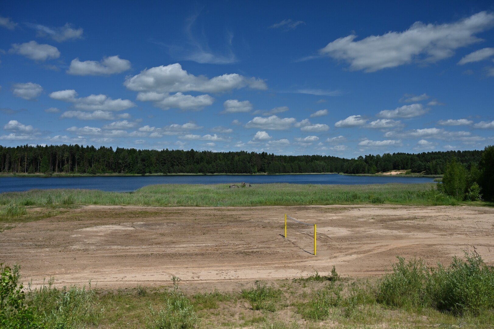 Paįstrio bendruomenei nepavyko gauti finansavimo žvyro karjerui sutvarkyti, tačiau vietos jaunimas nenuleido rankų ir pats įrengė paplūdimį su tinklinio aikštele. G. KARTANO nuotr.