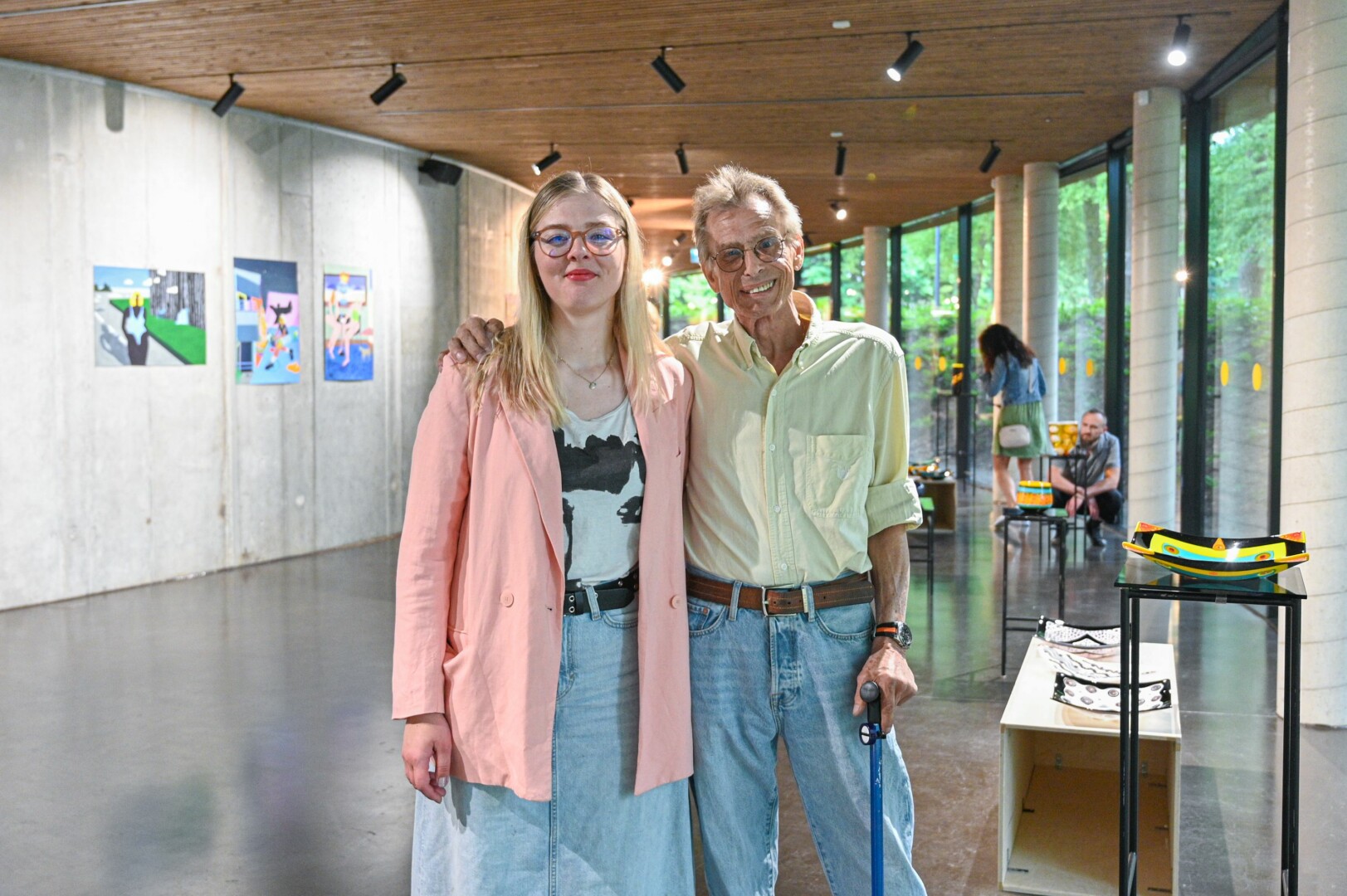 Bendrą parodą surengę grafikė Jolita Puleikytė ir stiklo kūrėjas Markas Ekstrandas sutarė po jos pasikeisti kūriniais. P. ŽIDONIO nuotr.