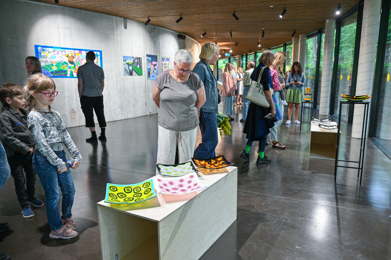 Vienas kitam kūrybinę laisvę suteikę skirtingų sričių menininkai parodos erdvę užpildė ryškiomis spalvomis, gėlių ornamentais ir elegancija. P. ŽIDONIO nuotr.