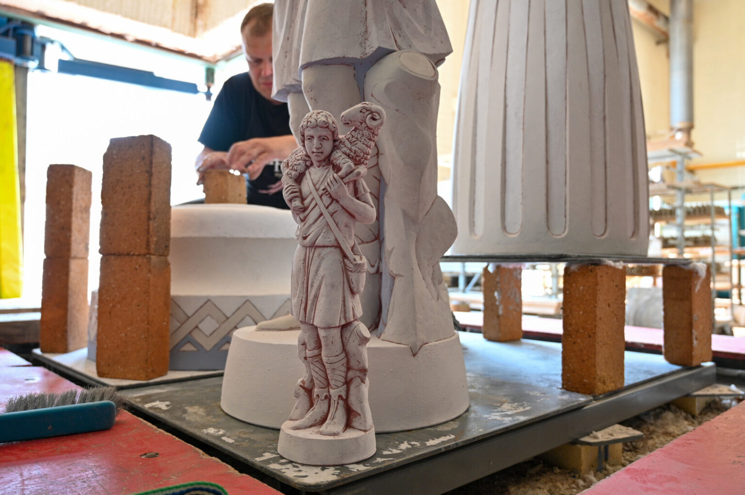 Šventųjų apaštalų Petro ir Povilo bažnyčiai birželio pabaigoje švenčiant vardadienį, šventoriuje numatyta pašventinti naują trijų metrų aukščio Gerojo Ganytojo skulptūrą.