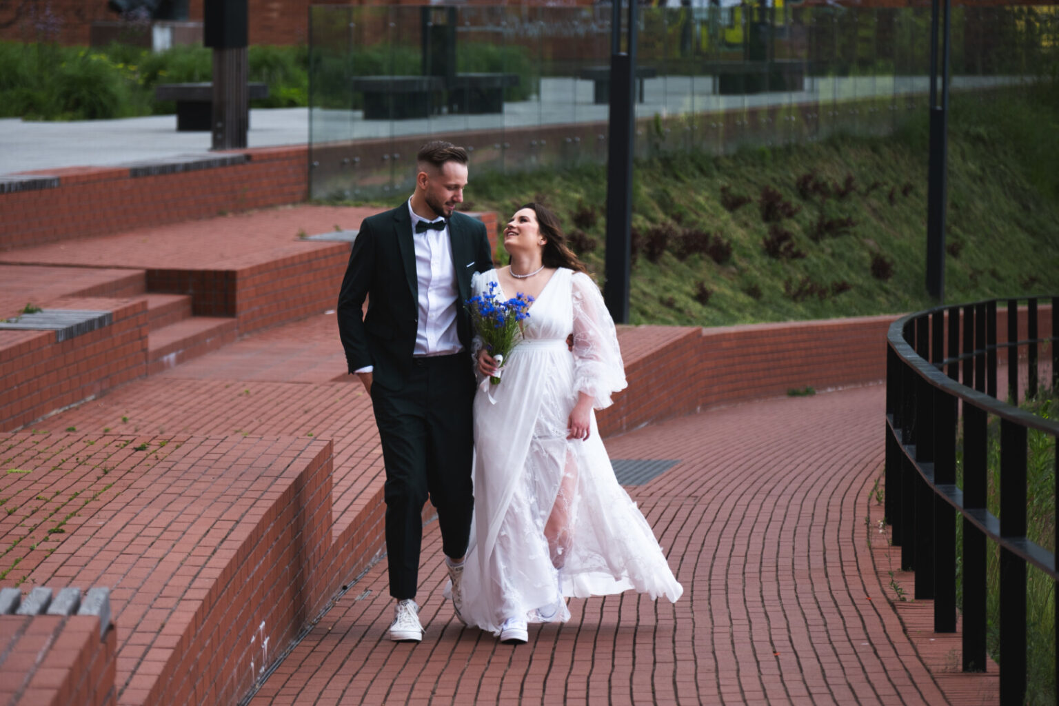 Panevėžiečiai Viktorija Metiolkina ir Tomas Švedas juokiasi prisiminę, kiek daug buvo bandančių juodu atkalbėti nuo tvarių ir pigių vestuvių po atviru dangumi tiesiog ant žolės.