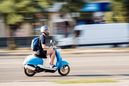 Seimas svarstys įstatymo pataisas, siūlančias leisti jaunimo pamėgtus mopedus ir lengvuosius keturračius vairuoti tik išlaikius praktinį egzaminą.