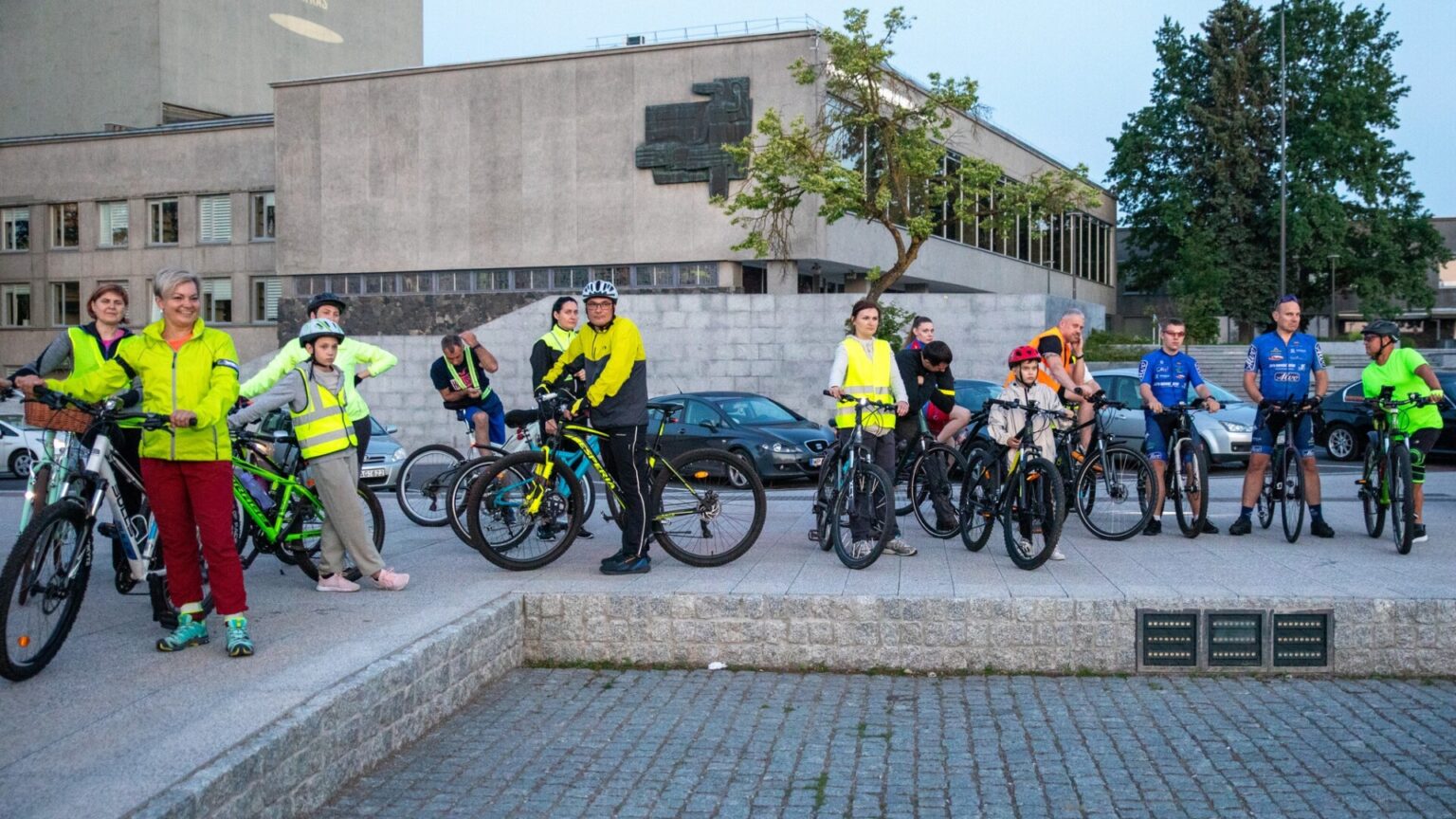 Į Panevėžį po ketverių metų vėl sugrįžo populiarūs naktiniai pasivažinėjimai dviračiais. Jų organizatorius iš emigracijos sugrįžęs Ovidijus Bacevičius džiaugiasi per tą laiką mieste pagerėjusia dviračių infrastruktūra ir dėl to, kad panevėžiečiai pamėgo šią transporto priemonę.