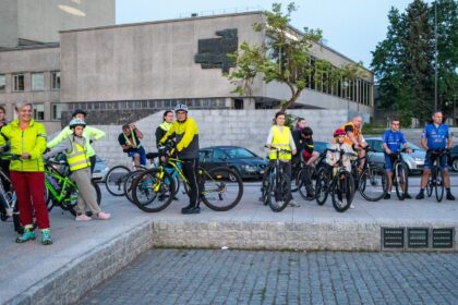 Į Panevėžį po ketverių metų vėl sugrįžo populiarūs naktiniai pasivažinėjimai dviračiais. Jų organizatorius iš emigracijos sugrįžęs Ovidijus Bacevičius džiaugiasi per tą laiką mieste pagerėjusia dviračių infrastruktūra ir dėl to, kad panevėžiečiai pamėgo šią transporto priemonę.