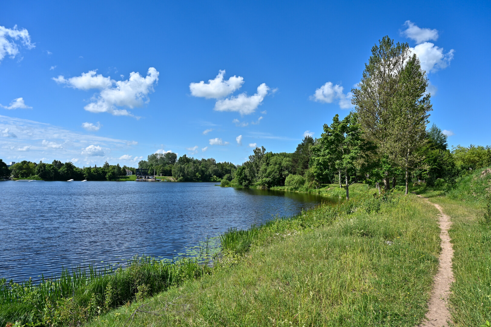 Nudistams skirtoje poilsio vietoje kol kas nebus patogu lipti į marias – priėjimą prie vandens numatyta įrengti tik liepos antroje pusėje. G. KARTANO nuotr.