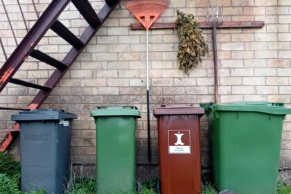 Konteinerių, skirtų maisto ir virtuvės atliekoms, atsiimti sukviesti Rožyno gyventojai po pirmos dalybų dienos džiaugiasi išnešę sveiką kailį.