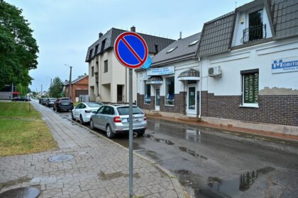 Panevėžio miesto savivaldybė informuoja vairuotojus ir kitus eismo dalyvius, kad visoje M. Valančiaus g. atkarpoje nuo Respublikos g. iki A. Mackevičiaus g. įvedamas vienpusio eismo organizavimas ir apribojamas automobilių stovėjimas abiejose gatvės pusėse.