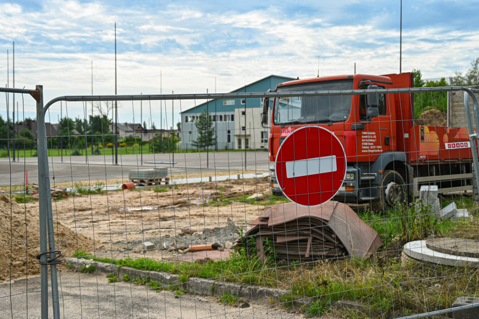 Dembavos sporto aikštynas su futbolo stadionu, krepšinio, padelio, teniso bei vaikų žaidimų aikštelėmis jau baigiamas statyti.