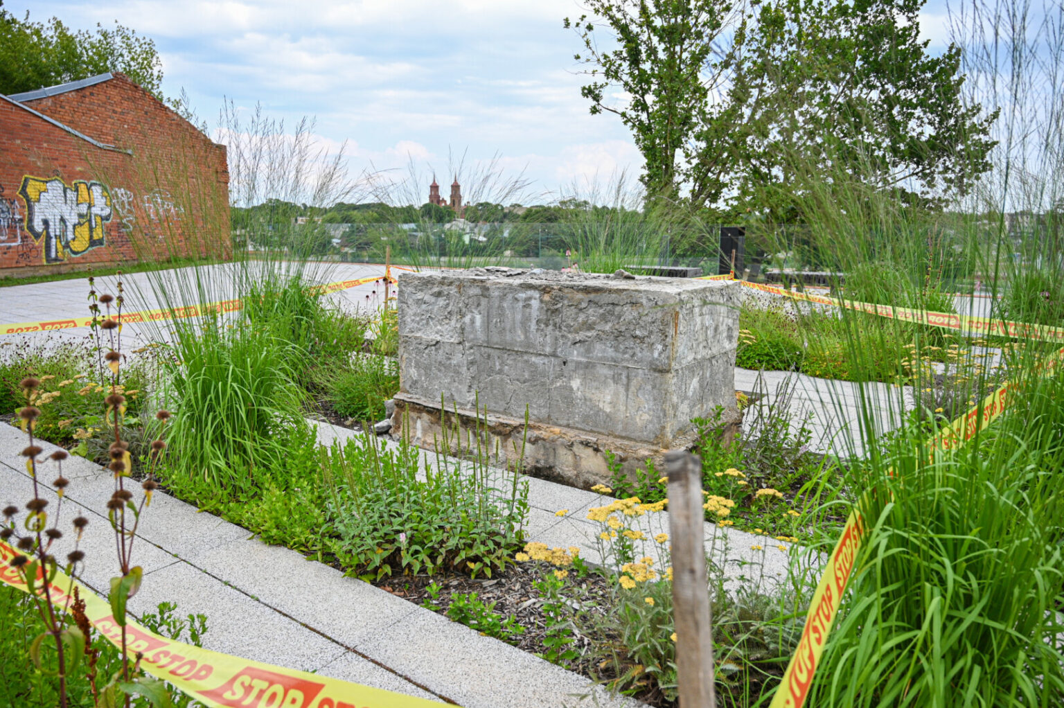 Nedidelis Kranto gatvės skverelis, nuo kurio atsiveria įspūdinga Senvagės panorama su į dangų šaunančiais Šv. apaštalų Petro ir Povilo bažnyčios bokštais, panevėžiečius ir miesto svečius viliodavo ir čia stovinčiu paminklu kalbininkui Juozui Balčikoniui.