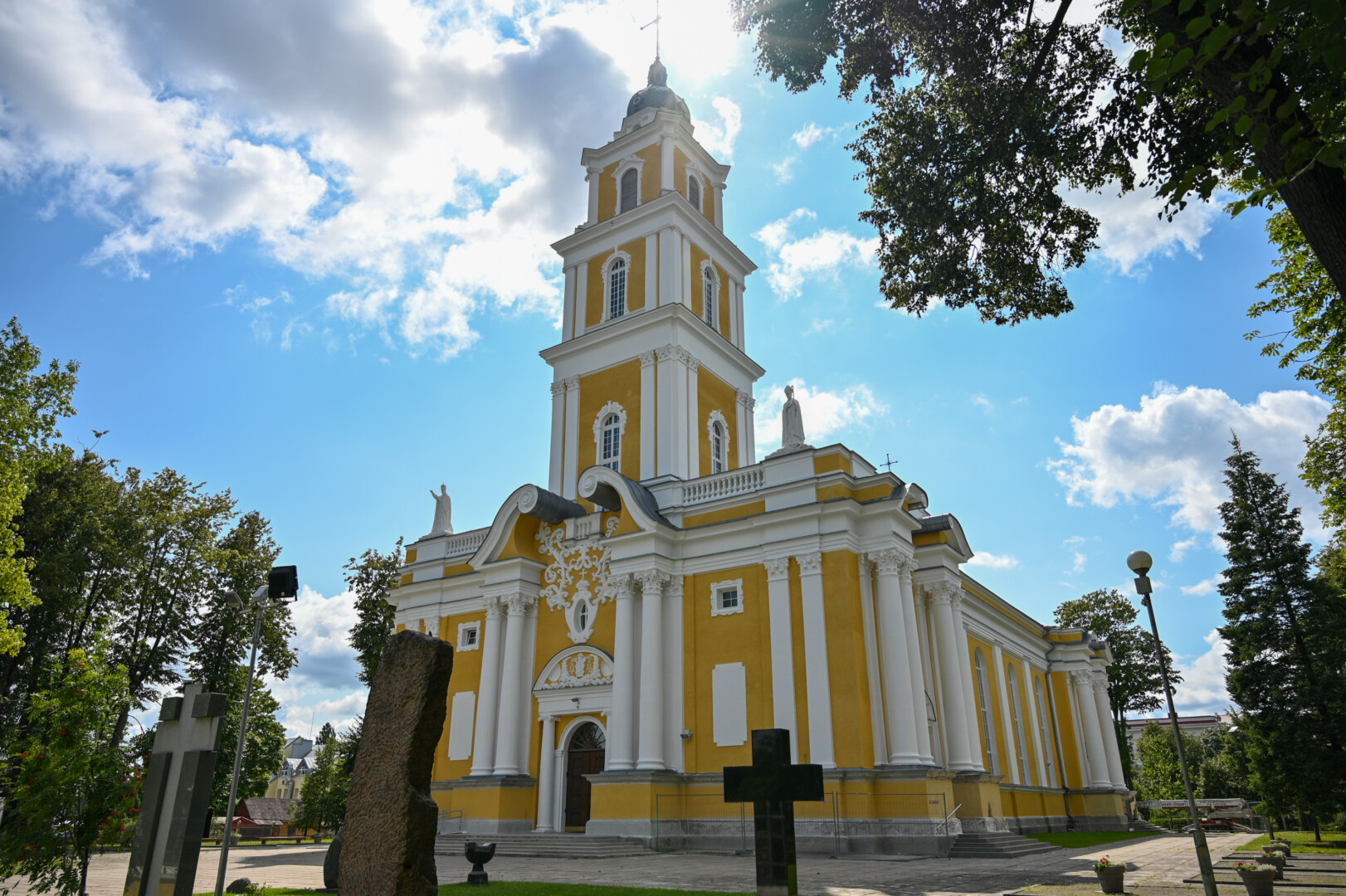 Panevėžio gimtadienio šventės išvakarėse Kristaus Karaliaus katedroje numatytos iškilmės, per kurias kunigui Alfonsui Lipniūnui bus suteiktas Panevėžio garbės piliečio vardas. P. ŽIDONIO nuotr.